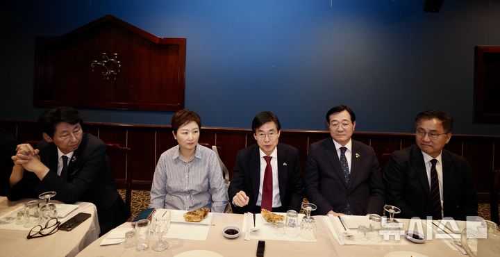 [워싱턴=뉴시스]이윤희 특파원 =한미의원연맹 방미단이 26일(현지 시간) 미국 워싱턴DC 인근에서 특파원단 간담회를 진행하고 있다. 왼쪽부터 이훈기·이언주 더불어민주당 의원, 조경태 국민의힘 의원, 민홍철 민주당 의원, 최형두 국민의힘 의원. (사진=워싱턴공동취재단). 2026.03.27.