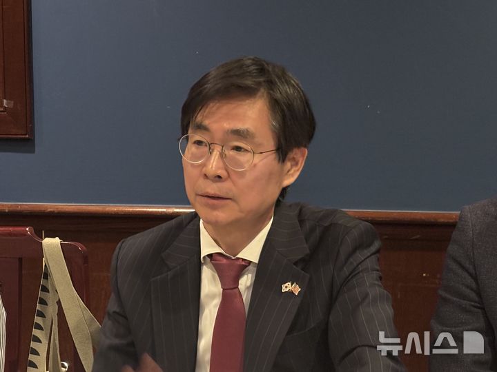 [워싱턴=뉴시스]이윤희 특파원 =한미의원연맹 공동회장이자 방미단 단장을 맡은 조경태 국민의힘 의원이 26일(현지 시간) 미국 워싱턴DC 인근에서 열린 특파원단 간담회에서 발언하고 있다. 2026.03.27. 