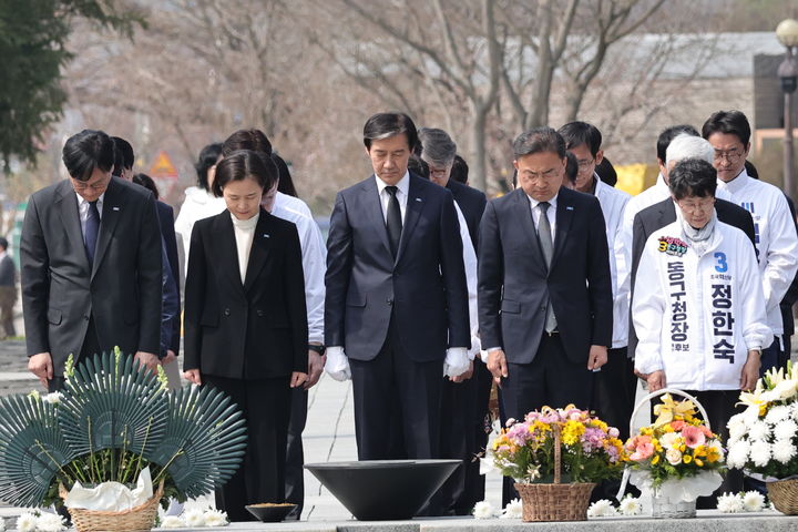 [서울=뉴시스] 조국 조국혁신당 대표는 27일 경남 김해 봉하마을을 찾아 고(故) 노무현 전 대통령 묘역을 참배하고 권양숙 여사를 예방했다. (사진=조국혁신당 제공) 2026.03.27. photo@newsis.com *재판매 및 DB 금지