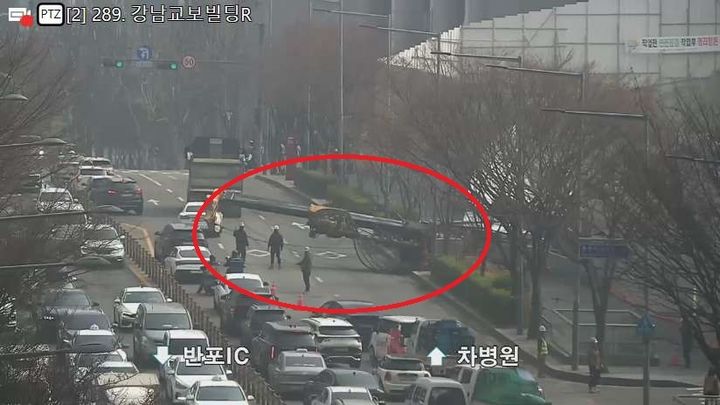 [서울=뉴시스] 27일 오전 10시50분께 서울 강남구 역삼동 봉은사로에서 크레인 전도 사고가 발생해 처리 작업 중이다. (사진=서울시교통정보시스템 캡처) 2026.03.27. photo@newsis.com *재판매 및 DB 금지