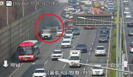 [서울=뉴시스] 27일 오전 11시10분께 강서구 가양동 올림픽대로 하남 방향 4차로에서 차량 화재가 발생했다. (사진=서울시교통정보시스템 캡처) 2026.03.27. photo@newsis.com *재판매 및 DB 금지