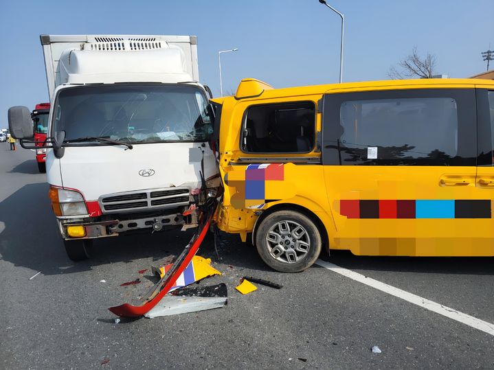 [울산=뉴시스] 27일 오전 울산 북구 염포동 아산로에서 화물트럭이 앞서가던 어린이 보호 승합차량을 추돌해 있다. (사진=울산소방본부 제공) 2026.03.27. photo@newsis.com *재판매 및 DB 금지