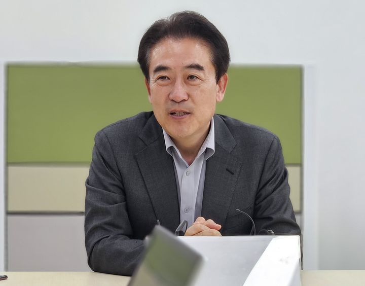 [청주=뉴시스] 이도근 기자= 윤희근 국민의힘 충북지사 예비후보가 27일 청주시 상당구 문화동 충북도청에서 기자들과 만나 후보 사퇴 배경 등을 설명하고 있다. 2026.03.27. nulha@newsis.com *재판매 및 DB 금지