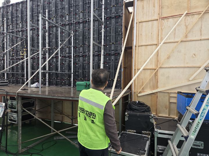 [창녕=뉴시스] 합동 점검반이 안전관리 사항을 점검하고 있다. (사진= 창녕군 제공) 2026.03.27. photo@newsis.com *재판매 및 DB 금지