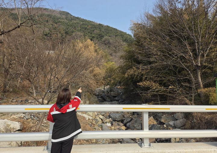 [창녕=뉴시스] 산림녹지과 담당자가 산림 계곡에 불법 점용시설 설치 여부를 조사하고 있다. (사진= 창녕군 제공) 2026.03.27. photo@newsis.com *재판매 및 DB 금지