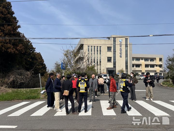 [제주=뉴시스] 제주자치경찰단이 26일 아라요양병원과 오등상동경로당 앞 노인보호구역에서 '제1회 교통안전 현장 소통 협의회'를 열고 있다. (사진=제주자치경찰단 제공) 2026.03.27. photo@newsis.com