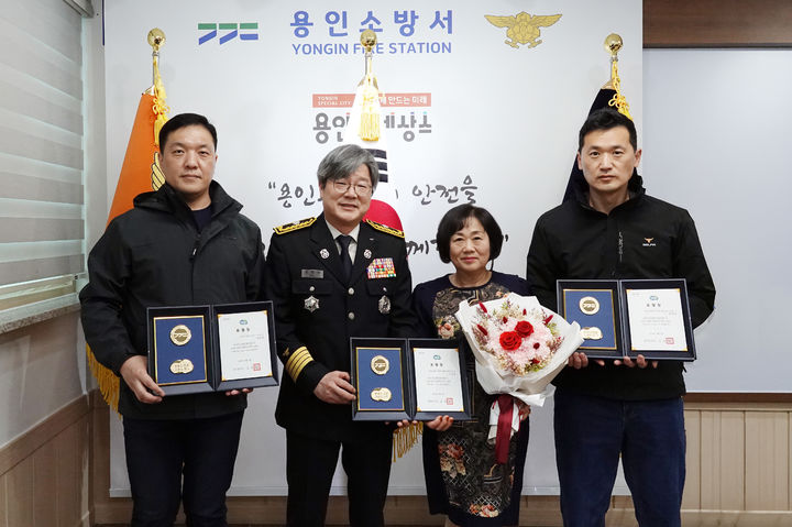 [용인=뉴시스] 좌측부터 이성재, 서강민, 양국산 씨(사진=용인소방서 제공)2026.03.27.photo@newsis.com *재판매 및 DB 금지