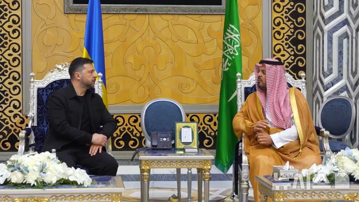 [서울=뉴시스] 볼로디미르 젤렌스키 우크라이나 대통령(왼쪽)이 26일(현지 시간) 사우디아라비아를 방문해 회담하고 있다. 젤렌스키 대통령은 중동 국가에 드론 기술 역량을 제공하는 대신 방공 무기 지원을 요청했다.t 사진은 젤렌스키 대통령 엑스(X) 영상 갈무리. 2026.03.27.
