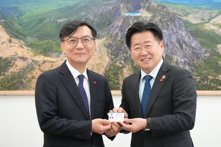 [제주=뉴시스] 오영훈(오른쪽) 제주지사와 임기모 전 도 국제관계대사가 27일 오후 제주도청에서 명예도민증 수여식 이후 기념 촬영을 하고 있다. (사진=제주도 제공) 2026.03.27. photo@newsis.com *재판매 및 DB 금지