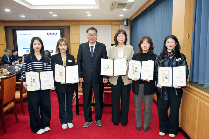 창원시, 1분기 시정발전유공 공무원 5명 표창 수여