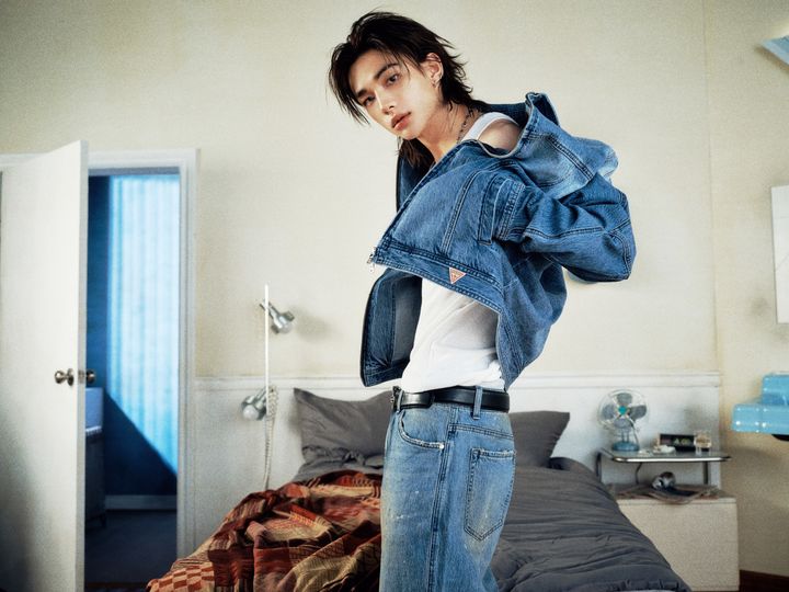 [서울=뉴시스] 게스, 스트레이 키즈 현진과 함께한 새로운 캠페인 공개(사진=게스) *재판매 및 DB 금지