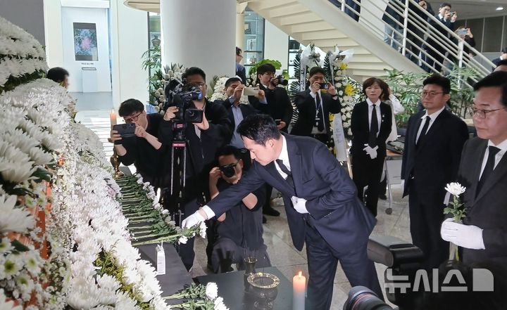 [대전=뉴시스] 조명휘 기자 = 장동혁 국민의힘 대표가 27일 오후 대전시청 로비에 마련된 안전공업 화재 참사 희생자 합동분향소를 찾아 헌화하고 있다. 2026.03.27. joemedia@newsis.com
