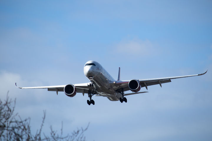 [서울=뉴시스] 미국 항공사 유나이티드항공이 지난 24일 소파 형태의 이코노미 좌석 '유나이티드 릴랙스 로우(United Relax Low)'를 발표했다.중동 사태로 항공유 가격이 오르자 글로벌 항공 업계들도 항공권 가격을 인상하고 수하물 요금을 추가하고 노선 운항을 줄이고 있다고 31일(현지 시간) 월스트리트저널(WSJ)이 보도했다. (사진=유토이미지) 2026.04.01.