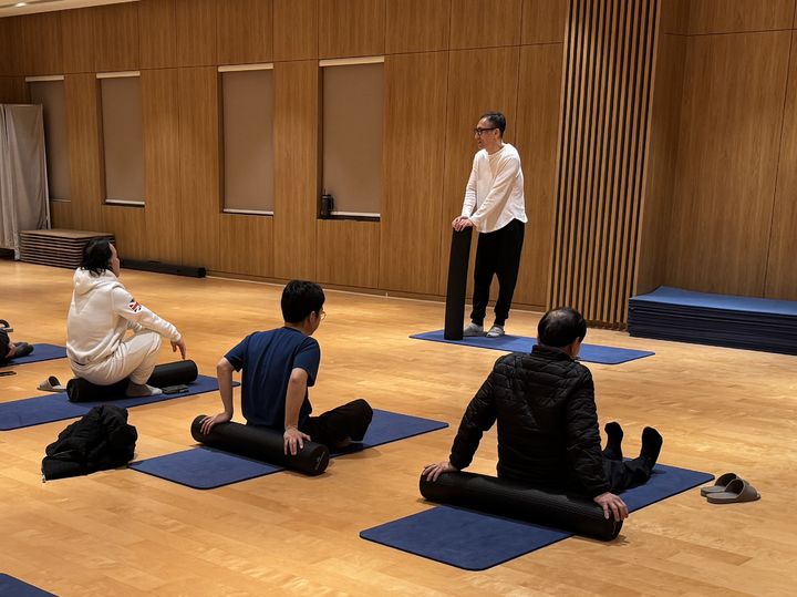 [정선=뉴시스] ‘2026 체류형 치유캠프’ 요가 프로그램. (사진=강원랜드 제공) 2026.03.27 photo@newsis.com *재판매 및 DB 금지