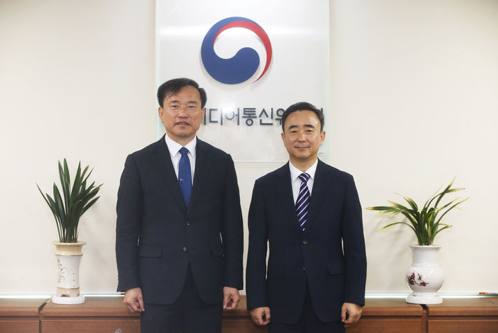 [서울=뉴시스] 국가AI전략위원회와 방미통위는 27일 'AI 시대 K-공론장 육성을 위한 간담회'를 개최했다고 밝혔다. 사진 왼쪽부터 종철 방미통위원장(왼쪽)과 임문영 국가AI전략위원회 상근 부위원장이 기념 촬영하는 모습. (사진=국가AI전략위 제공) 2026.03.27. photo@newsis.com *재판매 및 DB 금지