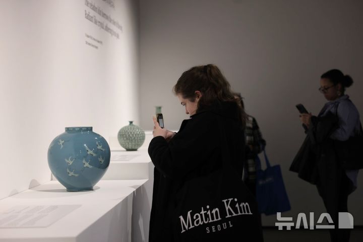 [이천=뉴시스] 이천시와 주영한국문화원이 공동주최 한 '이천 그리고 그 너머: 형태 안의 공간' 전시장 (사진=이천시 제공) 2026.03.27.photo@newsis.com