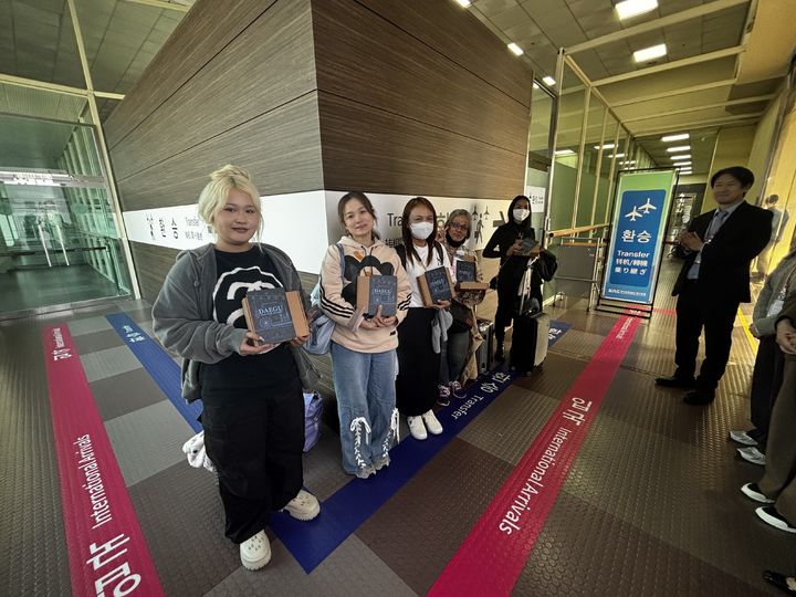[서울=뉴시스] 지난 26일 대구공항 국제선 환승구역에서 외국인을 대상으로 한 환대행사 모습. 2026.03.27. (사진=한국공항공사 제공) photo@newsis.com *재판매 및 DB 금지
