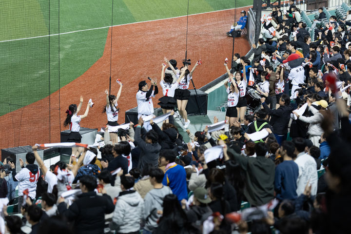 [서울=뉴시스] 지난 20일 울산 문수구장에서 열린 롯데 자이언츠와 울산 웨일즈의 2026 메디힐 KBO 퓨처스(2군)리그 개막전 현장을 찾은 울산 팬들이 열띤 응원을 펼치고 있다. (사진=울산 웨일즈 제공) 2026.03.27. *재판매 및 DB 금지