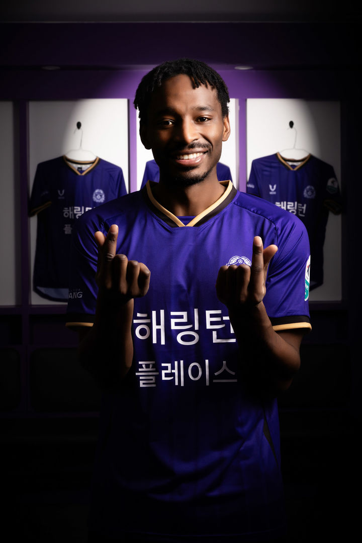 [서울=뉴시스]FC안양, 르완다 국가대표 미드필더 라파엘 영입. (사진=FC안양 제공)