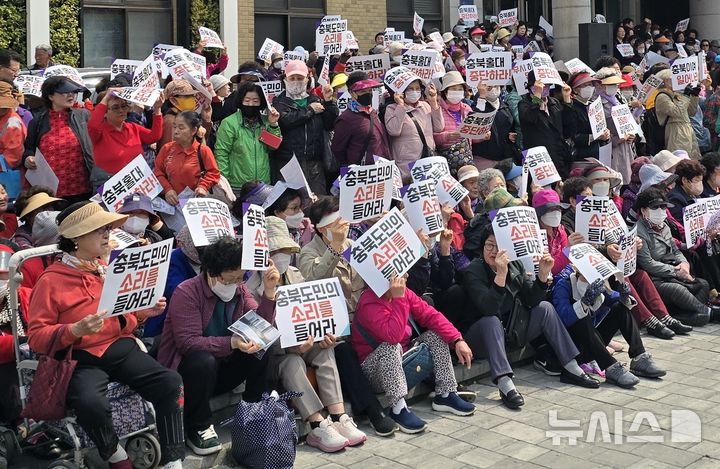 [청주=뉴시스] 이도근 기자= 충북도 일하는 밥퍼 참여 노인들이 27일 청주시 상당구 문화동 충북도청 서문 앞에서 사업 지속 추진 등을 촉구하는 집회를 하고 있다. 2026.03.27. nulha@newsis.com