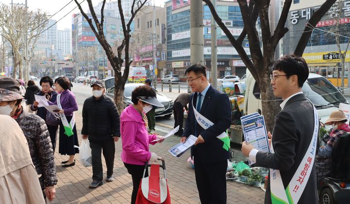 [대구=뉴시스] NH농협은행 대구본부는 27일 대구농협 금요직거래장터에서 보이스피싱 예방 캠페인을 열고 방문객 대상으로 보험 무료 가입 신청을 안내했다. (사진=농협 대구본부 제공) 2026.03.27. photo@newsis.com *재판매 및 DB 금지
