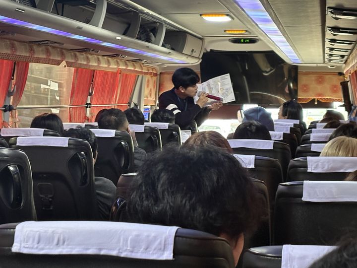 [서울=뉴시스] 권민지 기자 = 원데이 투어를 인솔하는 가이드가 투어에 대해 안내하고 있다 2026.03.27. ming@newsis.com *재판매 및 DB 금지