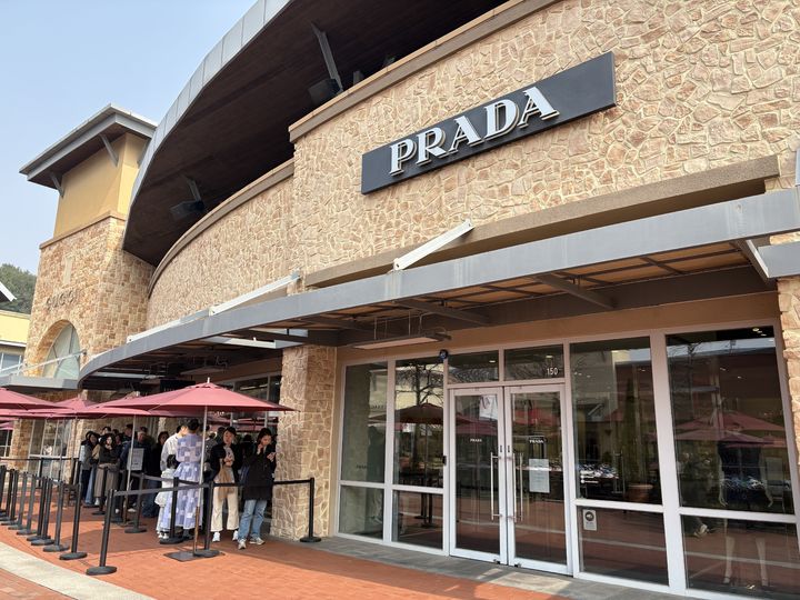 [서울=뉴시스] 권민지 기자 = 신세계사이먼 여주 프리미엄 아웃렛 매장 앞에서 대기하는 고객들. 2026.03.27. ming@newsis.com *재판매 및 DB 금지