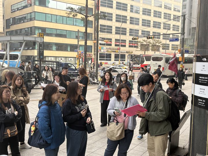 [서울=뉴시스] 권민지 기자 = 원데이투어 출발 전 가이드에게 설명을 듣는 참가자들, 2026.03.27. ming@newsis.com *재판매 및 DB 금지