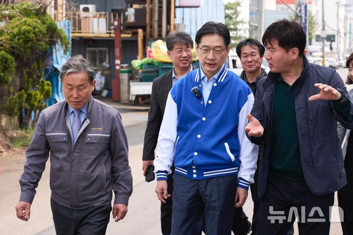 [창원=뉴시스]더불어민주당 김경수 경남도지사 후보가 27일 창원시 마산회원구 봉암공단을 찾아 간담회를 마친 후 기업인들고 현장을 둘러보고 있다.(사진=김경수 선거사무소 제공) 2026.03.27. photo@newsis.com