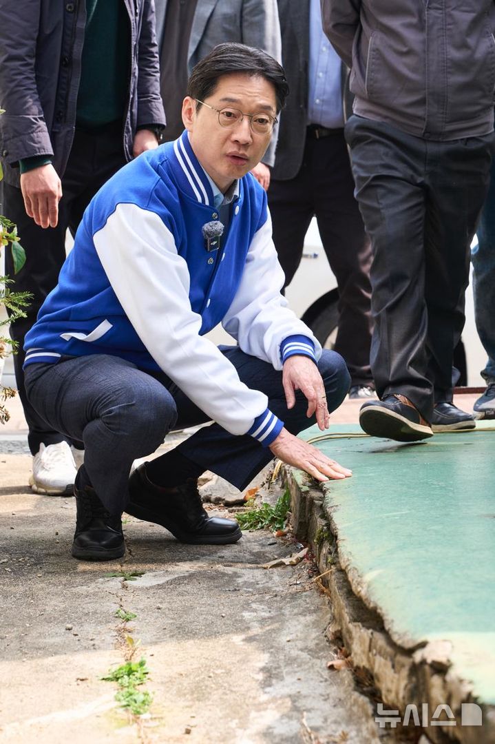 [창원=뉴시스]더불어민주당 김경수 경남도지사 후보가 27일 창원시 마산회원구 봉암공단을 찾아 기업인들과 간담회를 마친 후 노후 공장 건물의 침하 정도를 확인하고 있다.(사진=김경수 선거사무소 제공) 2026.03.27. photo@newsis.com