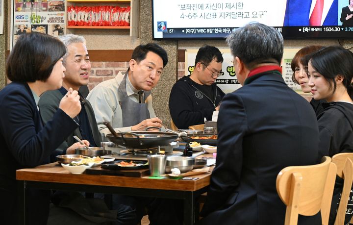 [뉴시스] 오세훈 서울시장이 27일 소상공인 음식점을 방문해 민생 현장의 애로사항과 골목상권 활성화 방안을 청취하고 있는 모습. (사진=서울시 제공) 2026.3.27 *재판매 및 DB 금지