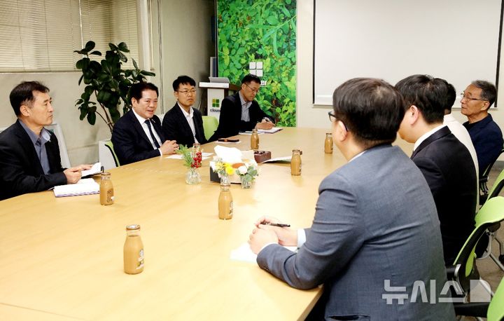 [안양=뉴시스] 안양시가 중동 사태와 관련해 관내 기업을 방문한 가운데 회사 관계자들과 면담하고 있다. (사진=안양시 제공). 2026.03.27.photo@newsis.com