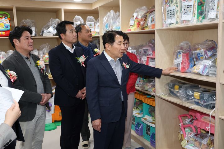 [양산=뉴시스] 장난감도서관 개관싱에 참석한 나동연 시장 등이 시설을 둘러보고 있다. (사진= 양산시 제공) 2026.03.27. photo@newsis.com *재판매 및 DB 금지