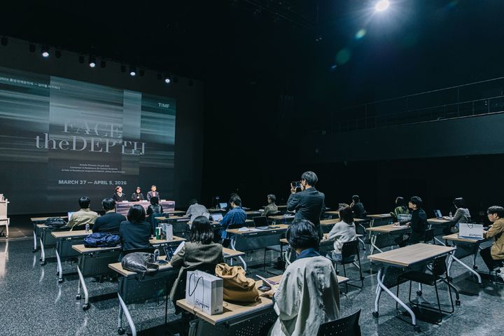 [통영=뉴시스] 신정철 기자= 27일 오후 2시 통영국제음악당 콘서트홀에서 통영국제음악재단 김일태 대표이사(사진, 오른쪽)와 통영국제음악제 진은숙 예술감독(사진, 가운데)이 기자회견을 갖고 '2026 통영국제음악제' 주제 선정 및 공연 내용을 설명하고 있다.(사진=통영국제음악재단 재공). 2026.03.27. photo@newsis.com *재판매 및 DB 금지