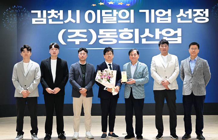 [김천=뉴시스] 배낙호(왼쪽 다섯번째) 시장이 박주은 대표와 기념사진을 찍고 있다. (사진=김천시 제공) 2026.03.27 photo@newsis.com *재판매 및 DB 금지