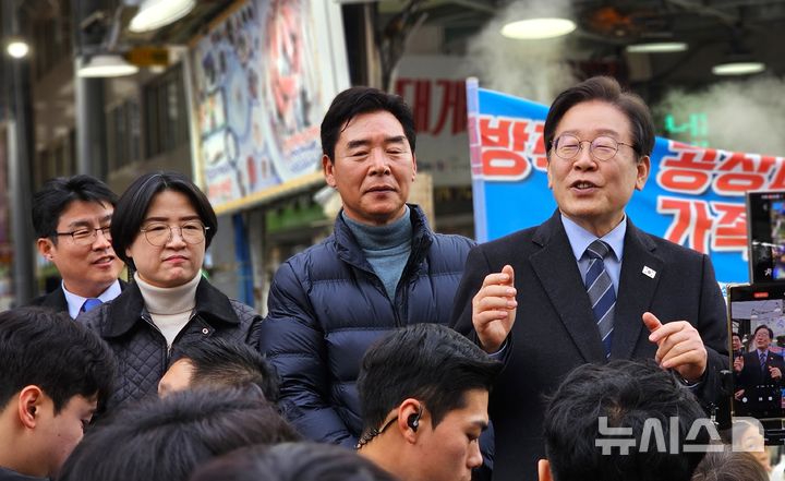 [포항=뉴시스] = 이재명 대통령이 후보 당시 포항 죽도 시장 유세 때 함께 연단에 오른 오중기(대통령 왼쪽) 민주당 포항 북구위원장. 2026.03.27. sjw@newsis.com