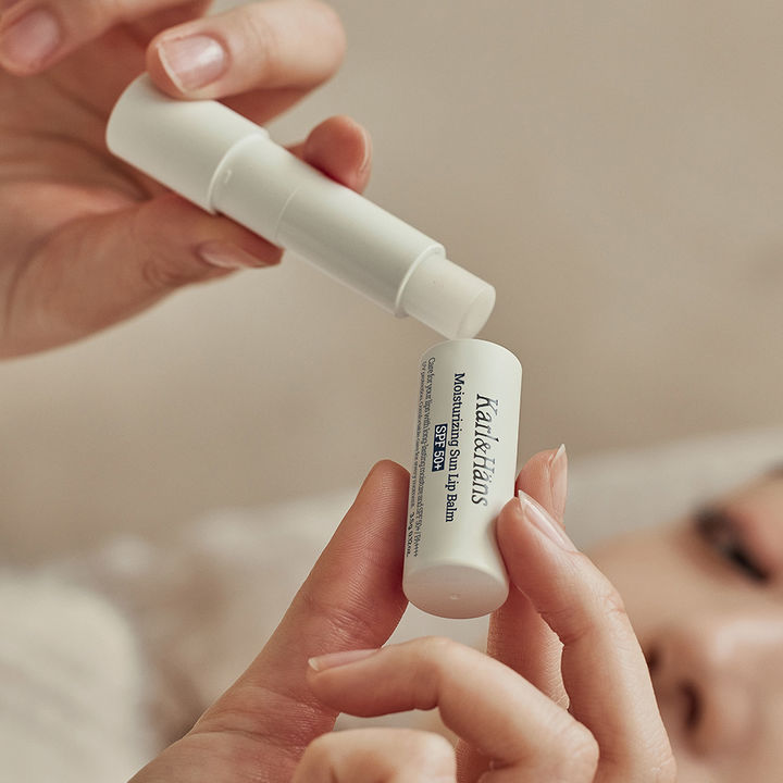 [서울=뉴시스] 칼앤한스 모이스처라이징 유브이 쉴드 선 립밤 SPF50+. (사진=피죤 제공) *재판매 및 DB 금지