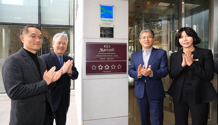 여의도 메리어트 호텔 5성 등급 재획득을 축하하는 오너사 아시아경 제마영민 대표이사, 장범식 대표이사 사장, 현상순 회장, 여의도 메리어트 호텔 김복례 호텔 총지배인(왼쪽부터) *재판매 및 DB 금지