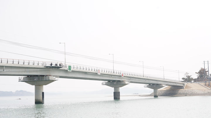 [서산=뉴시스] 서산 웅도 해수 소통형 다리 전경. (사진=서산시 제공) 2026.03.27. photo@newsis.com *재판매 및 DB 금지