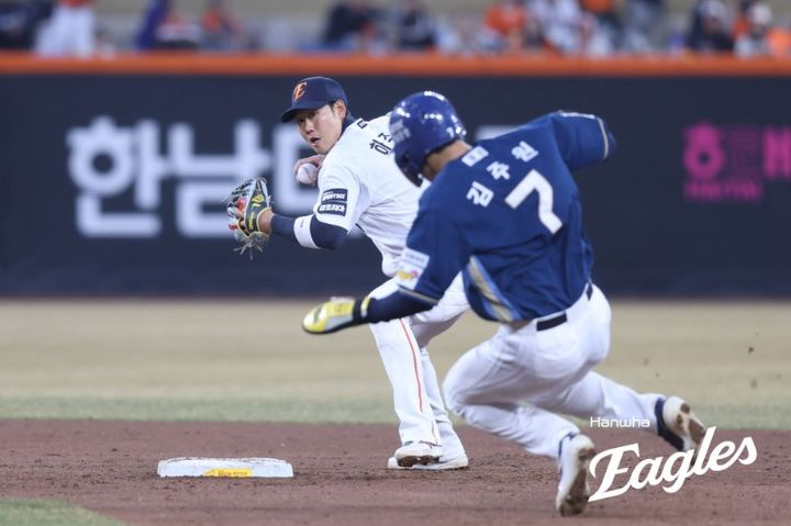 [서울=뉴시스] 프로야구 NC 다이노스 김주원이 23일 대전 한화생명볼파크에서 열린 2026 신한 쏠 KBO리그 시범경기 한화 이글스전에서 2루로 슬라이딩을 시도하고 있다. (사진=한화 이글스 제공) 2026.03.23. *재판매 및 DB 금지