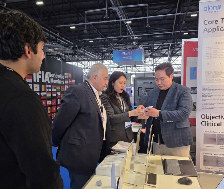 애터미 관계자가 스위스 제네바 국제 심사위원들에게 ‘EPRI 스킨 클렌징 디바이스’에 대해 설명하고 있다. (사진=애터미) *재판매 및 DB 금지