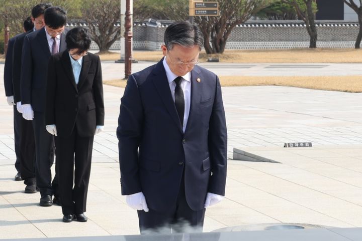 [광주=뉴시스] 정성호 법무장관이 27일 오후 광주 북구 운정동 국립5·18민주묘지를 찾아 오월 영령에 참배하고 있다. (사진 = 국립5·18민주묘지 제공) 2026.03.27. photo@newsis.com *재판매 및 DB 금지