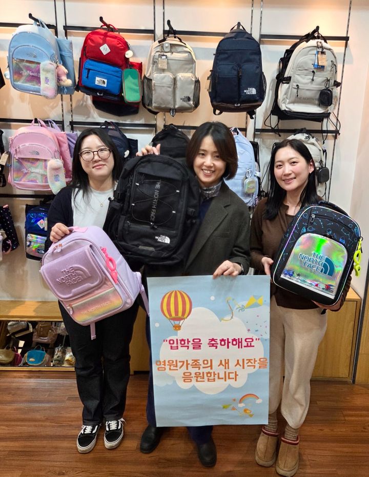 [서울=뉴시스] 영원무역그룹은 최근 초·중학교 입학자녀를 둔 전 임직원에 책가방 축하선물을 지급했다.(사진=영원무역그룹 제공) *재판매 및 DB 금지 *재판매 및 DB 금지