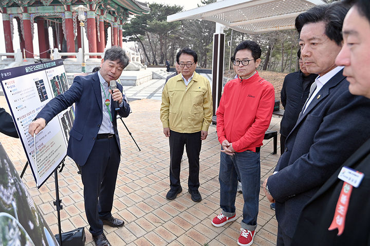 [안동=뉴시스] 이철우 후보가 27일 울진 오션리조트 개발 현장을 찾아 관계자로부터 설명을 듣고 있다. (사진=이철우 후보측 제공) 2026.03.27. photo@newsis.com *재판매 및 DB 금지