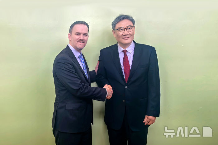 [베이징=뉴시스] 왕원타오 중국 상무부장이 26일(현지 시간) 카메룬 야운데에서 열린 세계무역기구(WTO) 제14차 각료회의에서 제이미슨 그리어 미국 무역대표부(USTR) 대표와 만나 악수하고 있다.(사진=중국 상무부 홈페이지 갈무리) 2026.03.27 photo@newsis.com