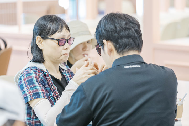 [서울=뉴시스] 한 시청각장애인이 촉수화를 배우는 모습 (사진=헬렌켈러센터 제공) 2026.03.27. photo@newsis.com *재판매 및 DB 금지