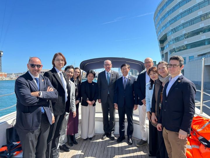 [부산=뉴시스] 26일(현지시간) 스페인 바르셀로나항에서 송상근 부산항만공사(BPA·오른쪽에서 5번째) 사장과 호세 알베르토 카르보넬(José Alberto Carbonell) 바르셀로나항만공사 사장이 자매항 업무협약을 맺고 기념 사진을 찍고 있다. (사진=BPA 제공) 2026.03.27. photo@newsis.com *재판매 및 DB 금지