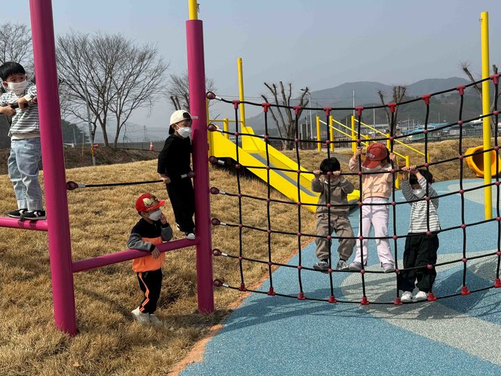 [순창=뉴시스] 어린이들이 구림유아종합학습분원 내 시설을 즐기고 있다. *재판매 및 DB 금지