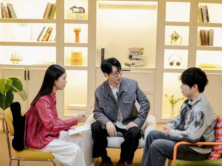 [주말의 OTT] 컴백, 화려한 조명 뒤에