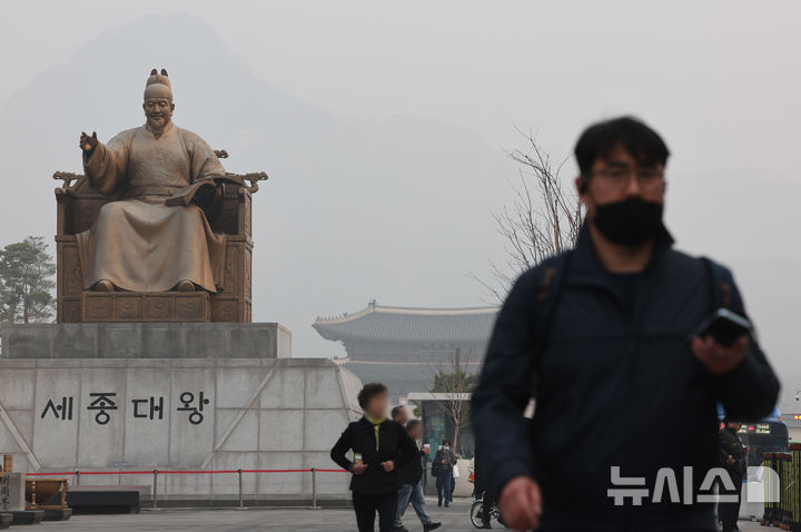 [서울=뉴시스] 배훈식 기자 = 전국 대부분 지역에 초미세먼지가 나쁨 수준을 보인 27일 오전 서울 종로구 광화문광장에서 바라본 광화문과 북악산이 뿌옇게 흐려져 있다. 2026.03.27. dahora83@newsis.com